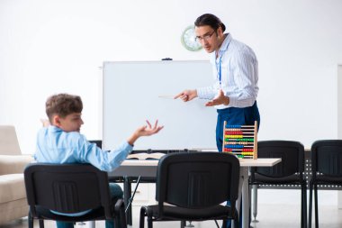 Genç baba oğlunun sınava hazırlanmasına yardım ediyor.