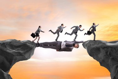 İşadamı destek konseptinde köprü görevi görüyor