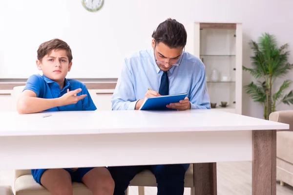 Upptagen far hjälpa sin son att förbereda sig för examen — Stockfoto