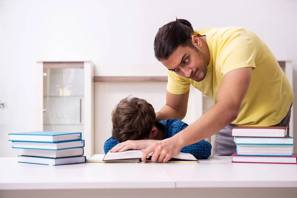 Padre aiuta suo figlio a prepararsi per la scuola — Foto Stock