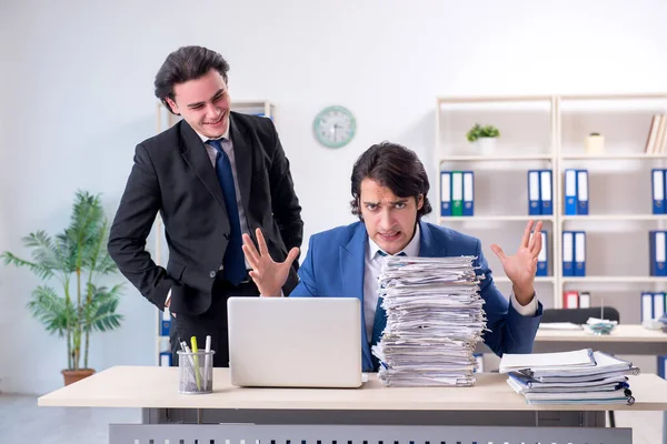 Due colleghi maschi infelici con un lavoro eccessivo — Foto Stock