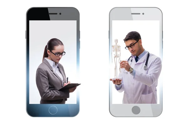 Telemedicin koncept med läkare undersöka distans — Stockfoto