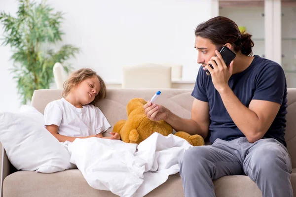 Pai cuidando de sua filha doente — Fotografia de Stock