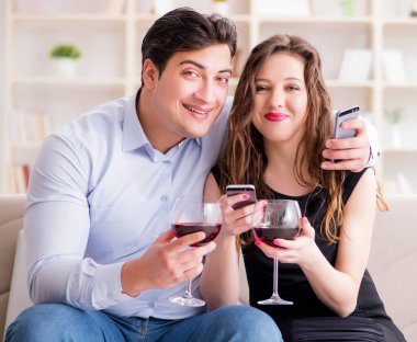 Genç çift romantik bir konseptte şarap içiyor.