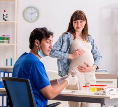Hamile kadın check-up için doktoru ziyaret ediyor.