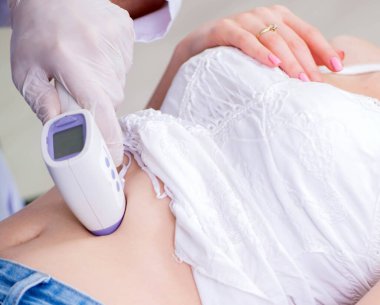 Hamile kadın ultrason için radyolojiste gidiyor.