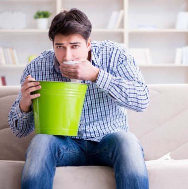 Hasta adam evde enfeksiyon ve mide rahatsızlığı çekiyor.