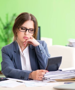 Ofiste çalışan kadın finans müdürü.