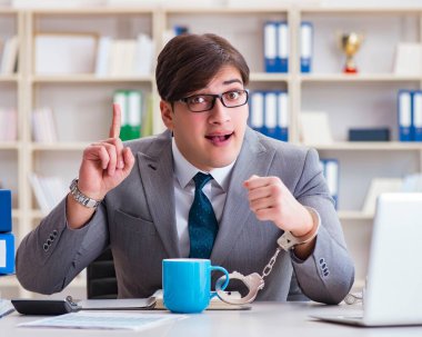 Kahvesine kelepçelenmiş bir iş adamı.