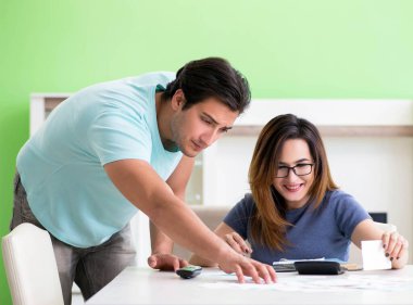 Genç aile kişisel finansla boğuşuyor