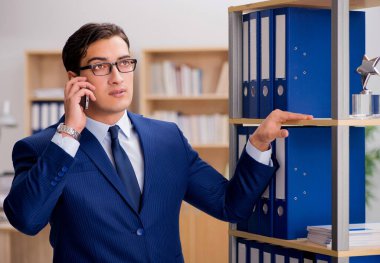 Yakışıklı işadamı üstünde hareket eden telefon konuşma