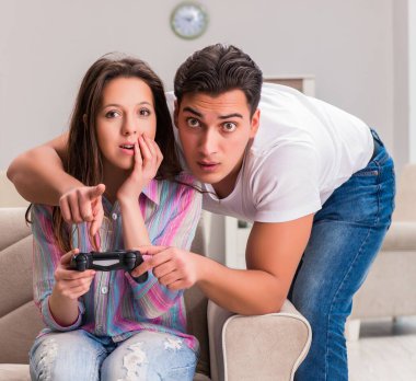 Bilgisayar oyunları bağımlılığından muzdarip genç aile