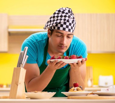 Adam evde pasta hazırlıyor.