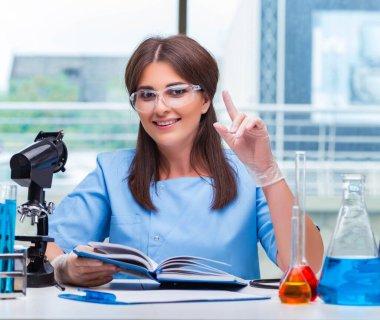 Laboratuvarda çalışan genç kadın