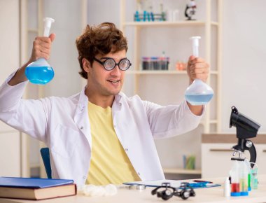 Deneyler ve testler yapan çılgın bir kimyager.