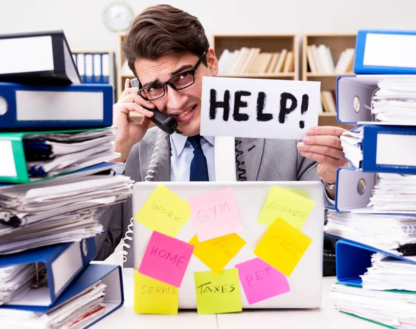 Umtriebiger Geschäftsmann bittet um Hilfe bei der Arbeit — Stockfoto