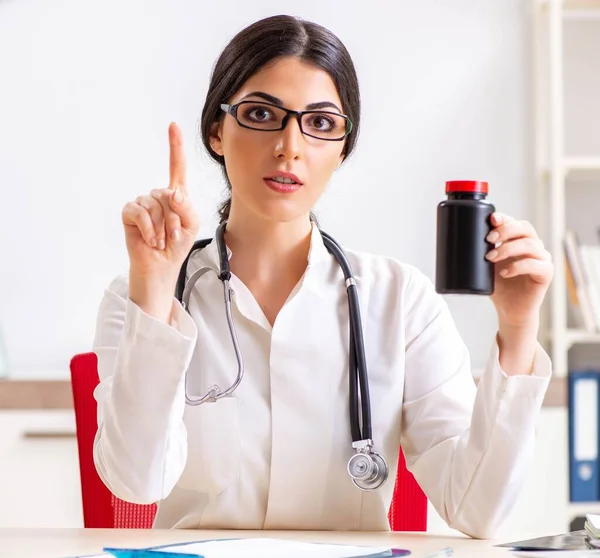Женщина-врач с бутылкой лекарств — стоковое фото