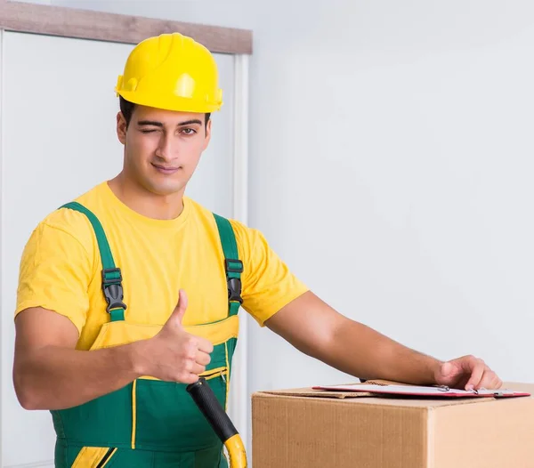 Trabajador de transporte entregando cajas a domicilio —  Fotos de Stock