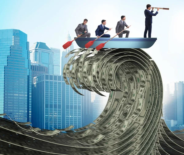 Biznesmen prowadzi swój zespół przez falę dolarów — Zdjęcie stockowe