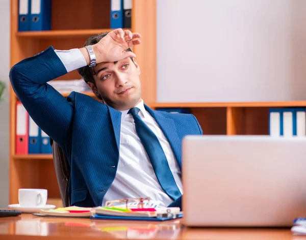 Junge gutaussehende Geschäftsleute arbeiten im Büro — Stockfoto