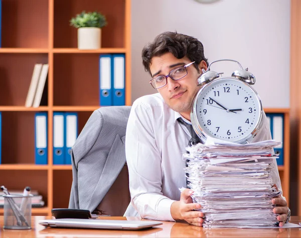 Junger gutaussehender Geschäftsmann unzufrieden mit exzessiver Arbeit — Stockfoto