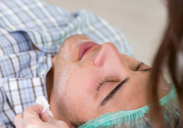 Jeune homme en visite chez la femme médecin cosmétologue — Photo