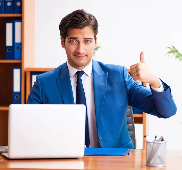 Jeune employé travaillant au bureau — Photo