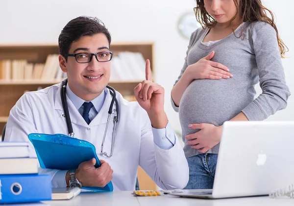 Mujer embarazada que visita al médico para consulta —  Fotos de Stock