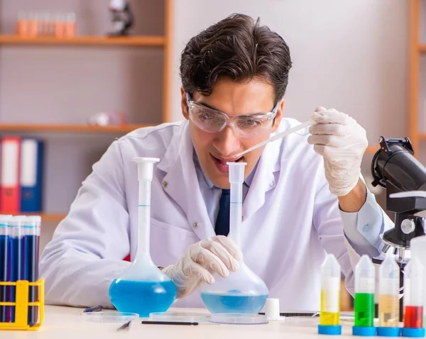 Junge hübsche Biochemikerin arbeitet im Labor — Stockfoto