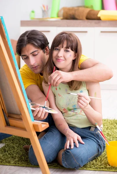 Pareja joven disfrutando de la pintura en casa — Foto de Stock