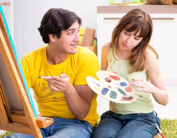 Pareja joven disfrutando de la pintura en casa —  Fotos de Stock
