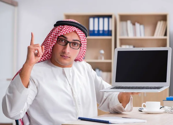 Joven empresario árabe en concepto de negocio —  Fotos de Stock