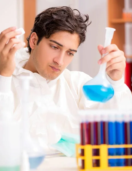 Ung biokemist verksam i labbet — Stockfoto