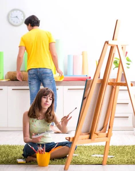 Νεαρό ζευγάρι απολαμβάνει ζωγραφική στο σπίτι — Φωτογραφία Αρχείου