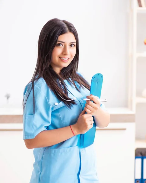 Ung vacker kvinnlig läkare som arbetar på kliniken — Stockfoto
