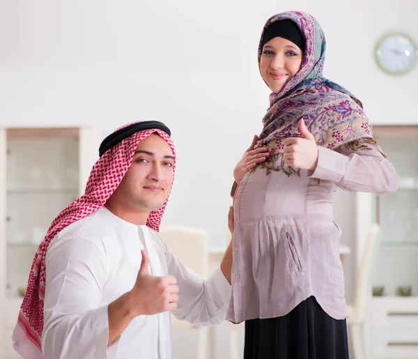 Hamile karısı bebek bekleyen genç bir Arap Müslüman aile. — Stok fotoğraf