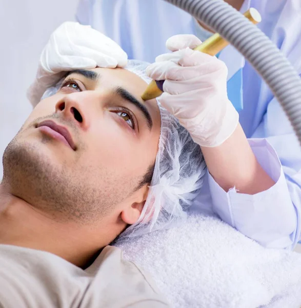 Mężczyzna odwiedzający dermatologa do usuwania blizn laserowych — Zdjęcie stockowe