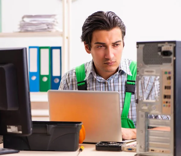 Giovane ingegnere riparare computer rotto in ufficio — Foto Stock