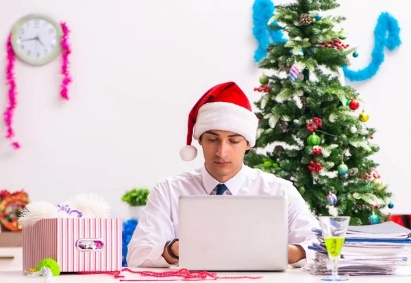 Empleado hombre de negocios celebrando la Navidad en el cargo — Foto de Stock