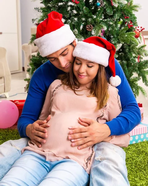 Embarazada esposa celevrating Navidad con marido — Foto de Stock