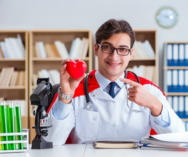 Superhjälte läkare som arbetar i sjukhuslabbet — Stockfoto