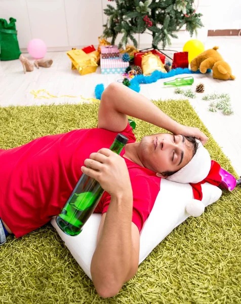 Junger Mann nach Weihnachtsfeier betrunken zu Hause — Stockfoto