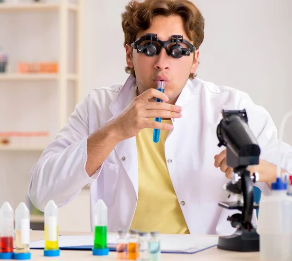 Grappige gekke chemicus doet experimenten en tests — Stockfoto