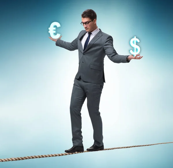 Empresário equilibra entre escolher dólar e euro — Fotografia de Stock