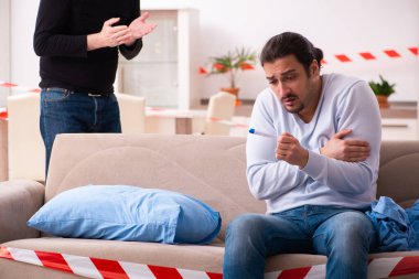 Baba ve oğul Coronavirus hastalığı konseptinde.