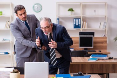 İş yerinde salgın konsepti olan iki çalışan