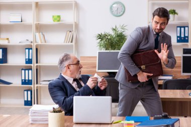 İş yerinde salgın konsepti olan iki çalışan