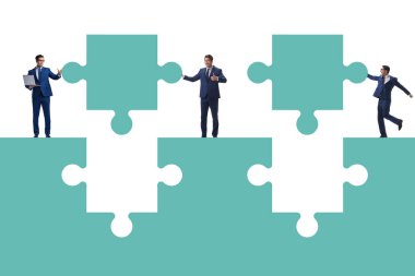 Yapboz ile takım çalışması kavramında iş adamı