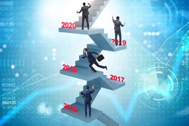 İşadamı her yıl merdivenleri çıkıyor.