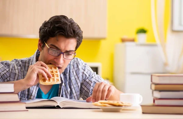 Estudante se preparando para o exame sentado na cozinha — Fotografia de Stock